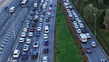 istanbulda trafik yogunlugu araclar guclukle ilerleyebildi ndW3ElfT