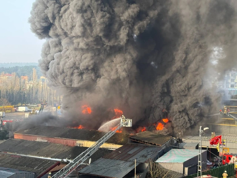 istanbulda yangin dehseti alevler diger is yerlerine de sicradi 0 ebYzbSyI