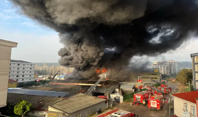 istanbulda yangin dehseti alevler diger is yerlerine de sicradi 1 zsEcKIW6