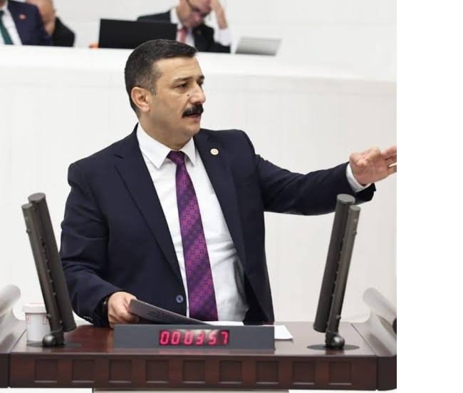 iyi parti milletvekili turkoglu cip soygununu mecliste protesto etti 0 7cyDVp4U