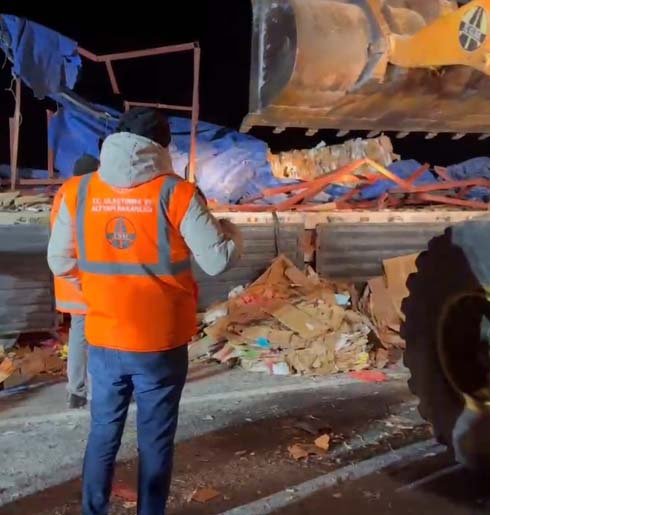 kacak gocmenleri tasiyan tir devrildi 1 olu 4 yarali 1 FnpH1I92