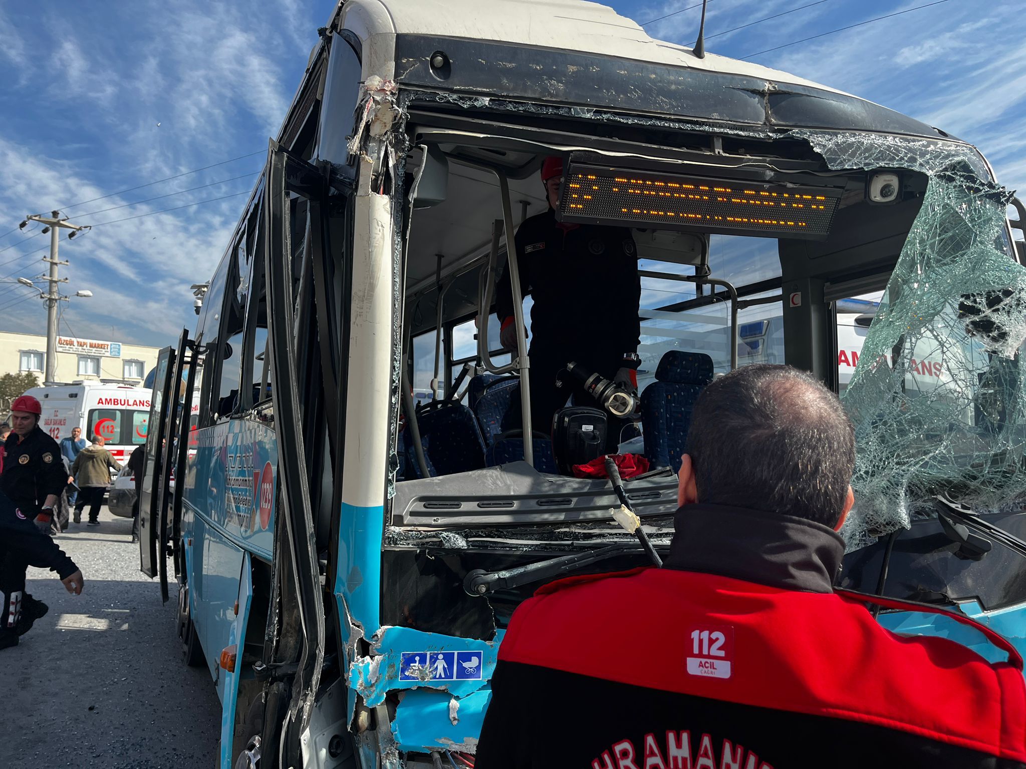 kahramanmarasta kum yuklu kamyon dehseti rampada geri kaydi halk otobusune carpti 11 yarali 0 F59mUpBU