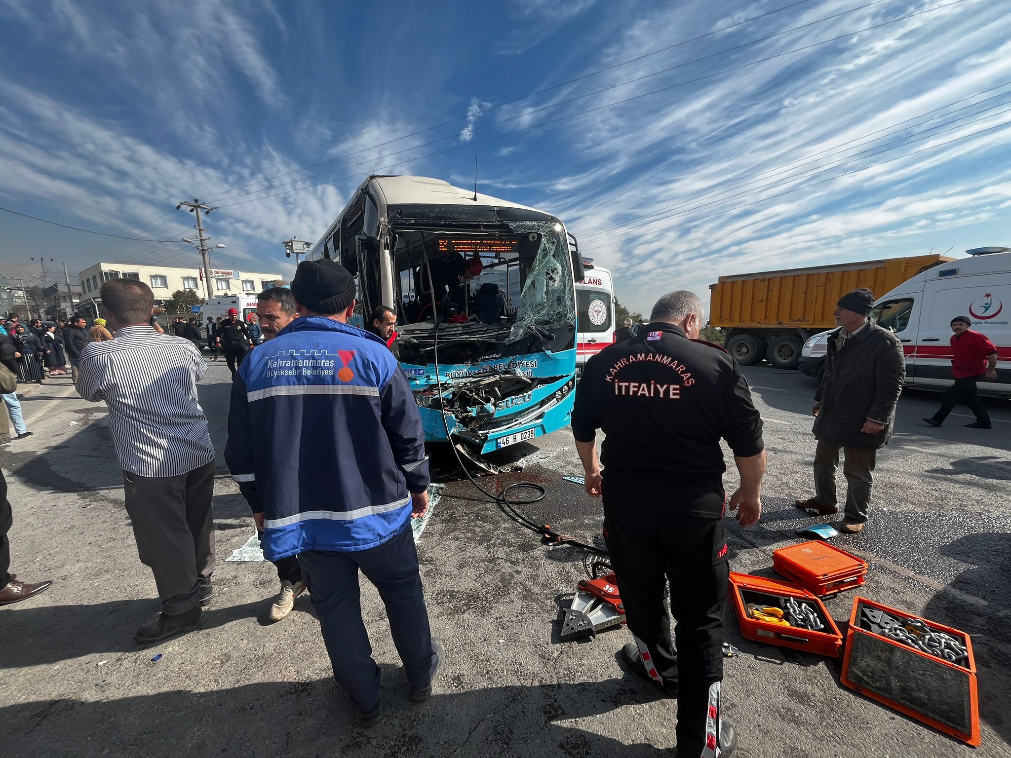 kahramanmarasta kum yuklu kamyon dehseti rampada geri kaydi halk otobusune carpti 11 yarali 1 YfkEcJW7