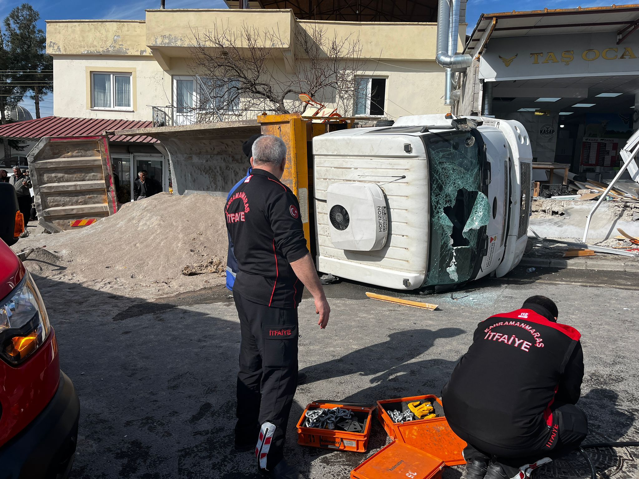 kahramanmarasta kum yuklu kamyon dehseti rampada geri kaydi halk otobusune carpti 11 yarali 3 jyF78wvj