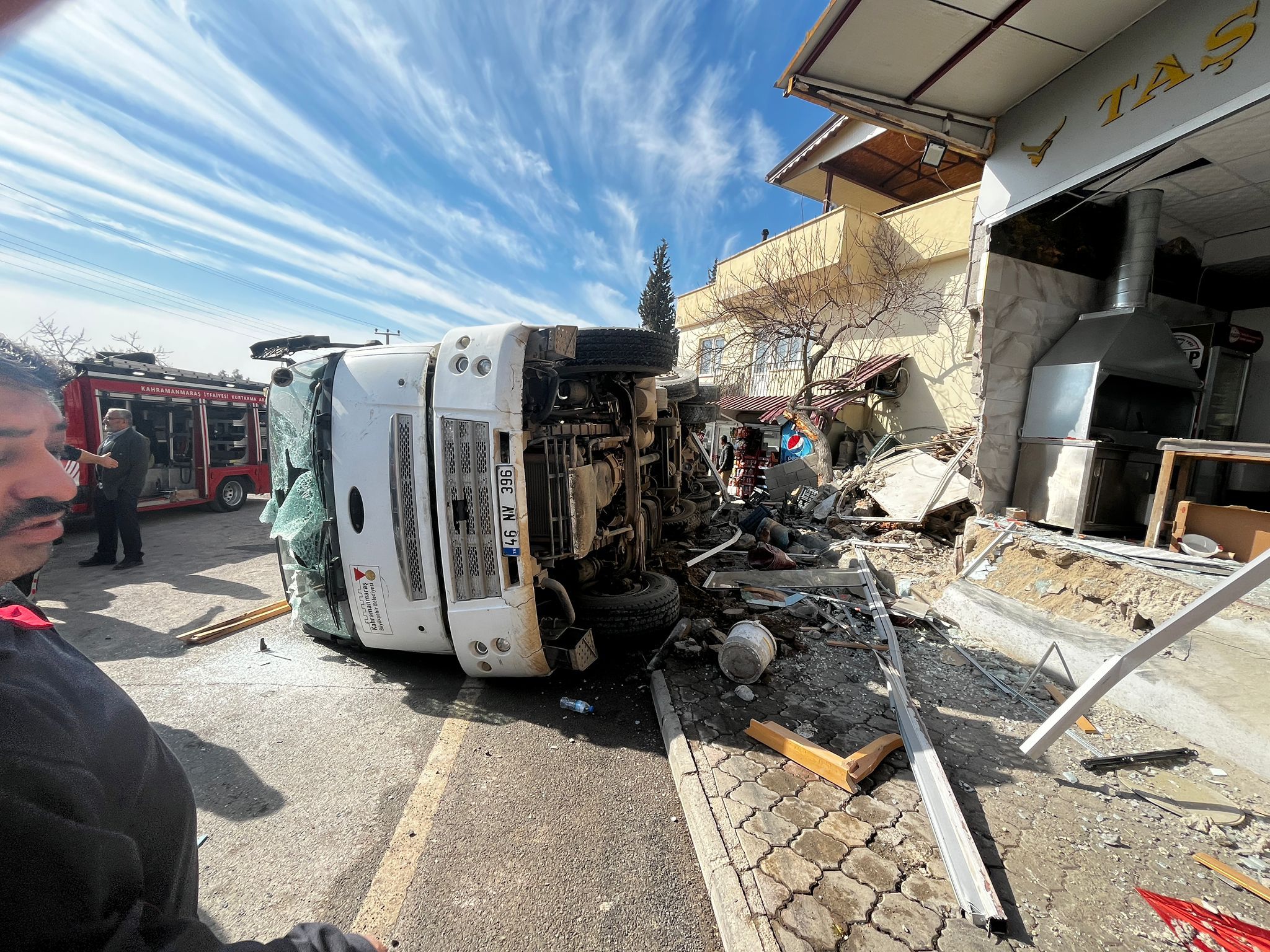 kahramanmarasta kum yuklu kamyon dehseti rampada geri kaydi halk otobusune carpti 11 yarali 4 JrbXgWyn