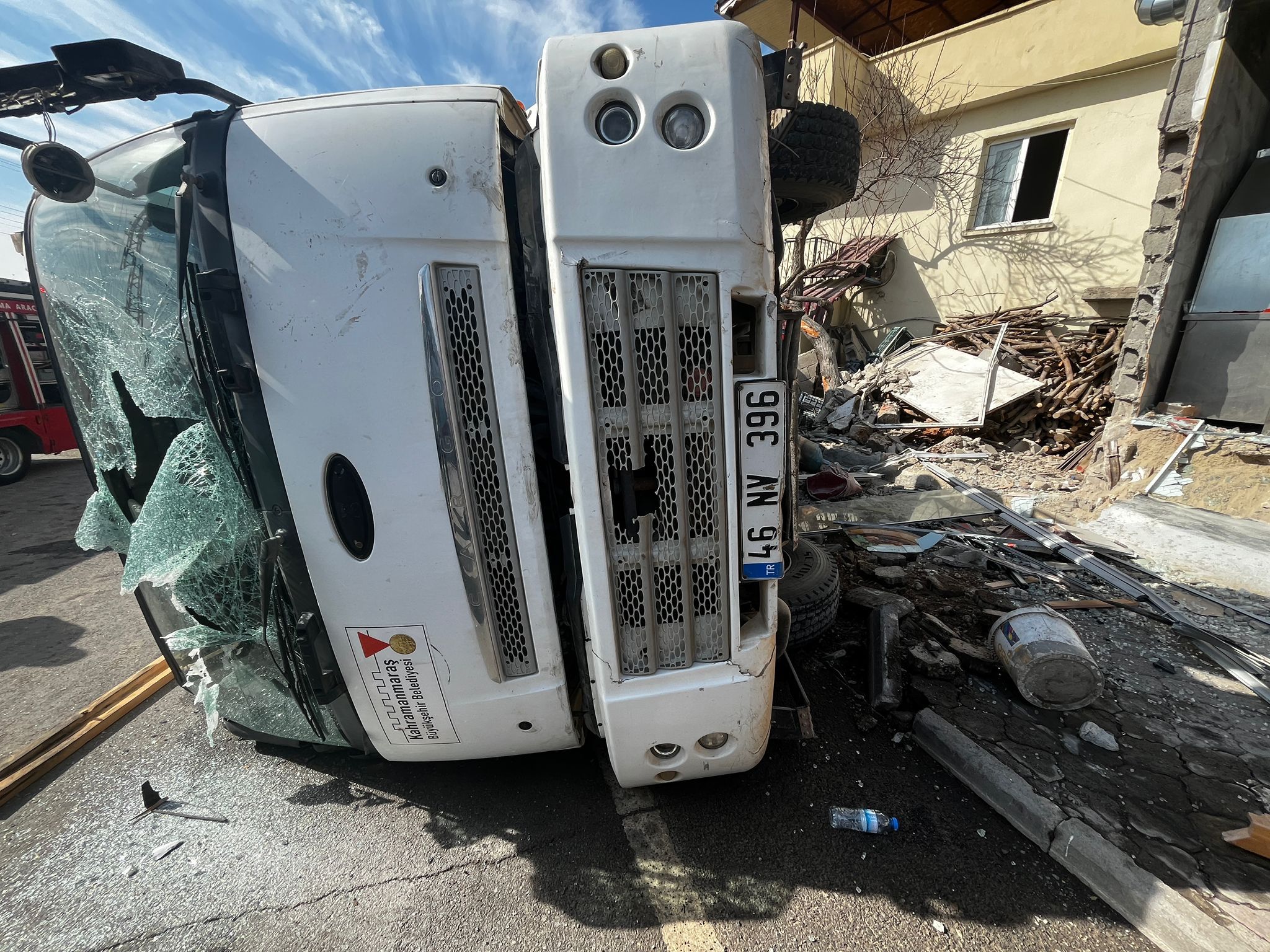 kahramanmarasta kum yuklu kamyon dehseti rampada geri kaydi halk otobusune carpti 11 yarali 5 rbY8Pniw