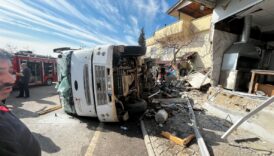 kahramanmarasta kum yuklu kamyon dehseti rampada geri kaydi halk otobusune carpti 11 yarali JVd6TR5w