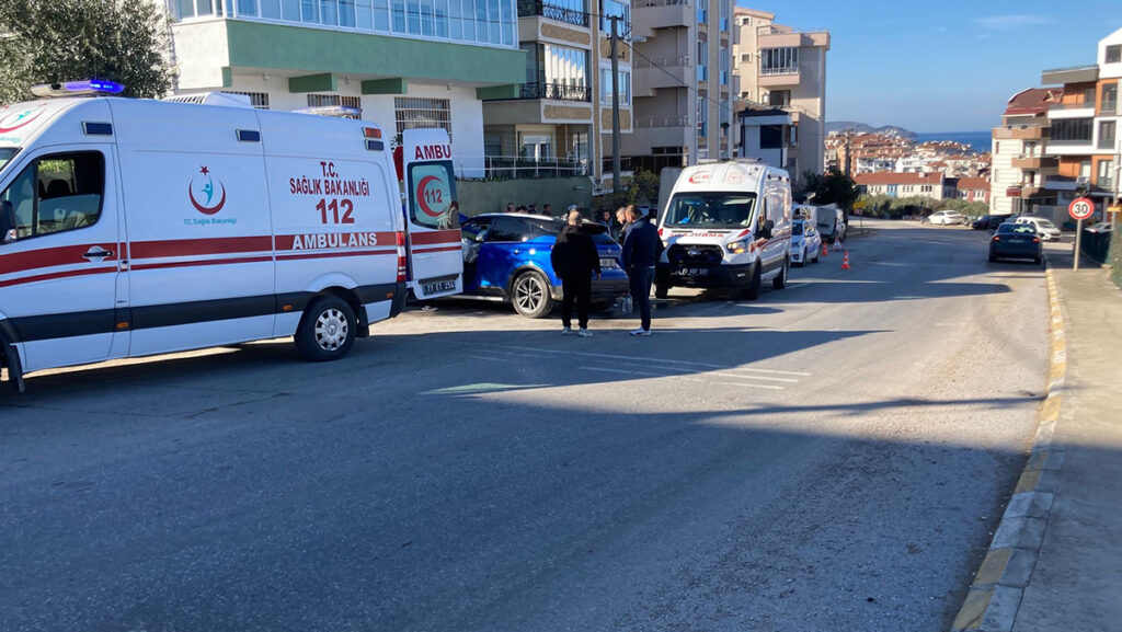 kalp krizi geciren kadin surucu duvara carpti 1 olu 1 yarali ZVunksNf