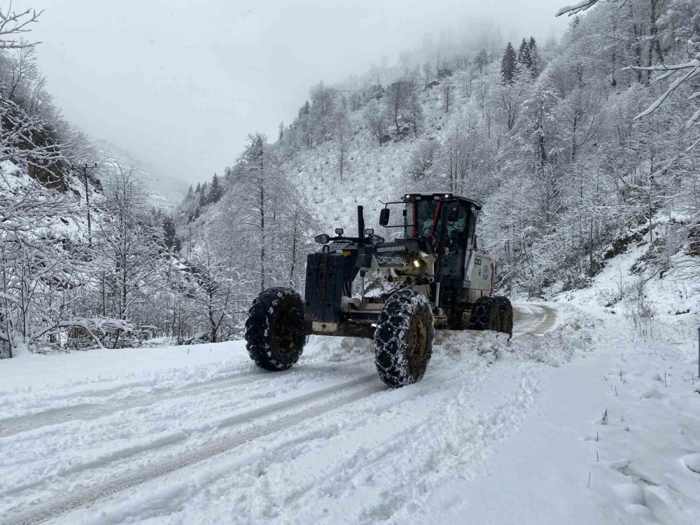 kar nedeniyle kapanan yollar ulasima aciliyor 1 aX8NwpBK