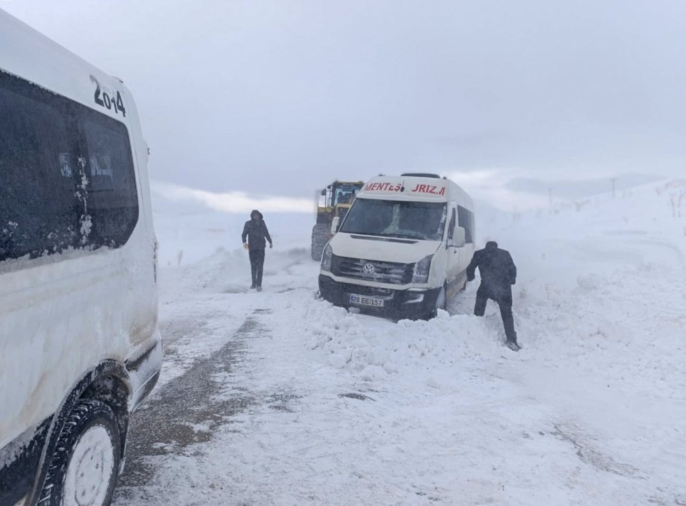 kar ve tipide mahsur kaldilar saatlerce kurtarilmayi beklediler 0 j6HDLGd2