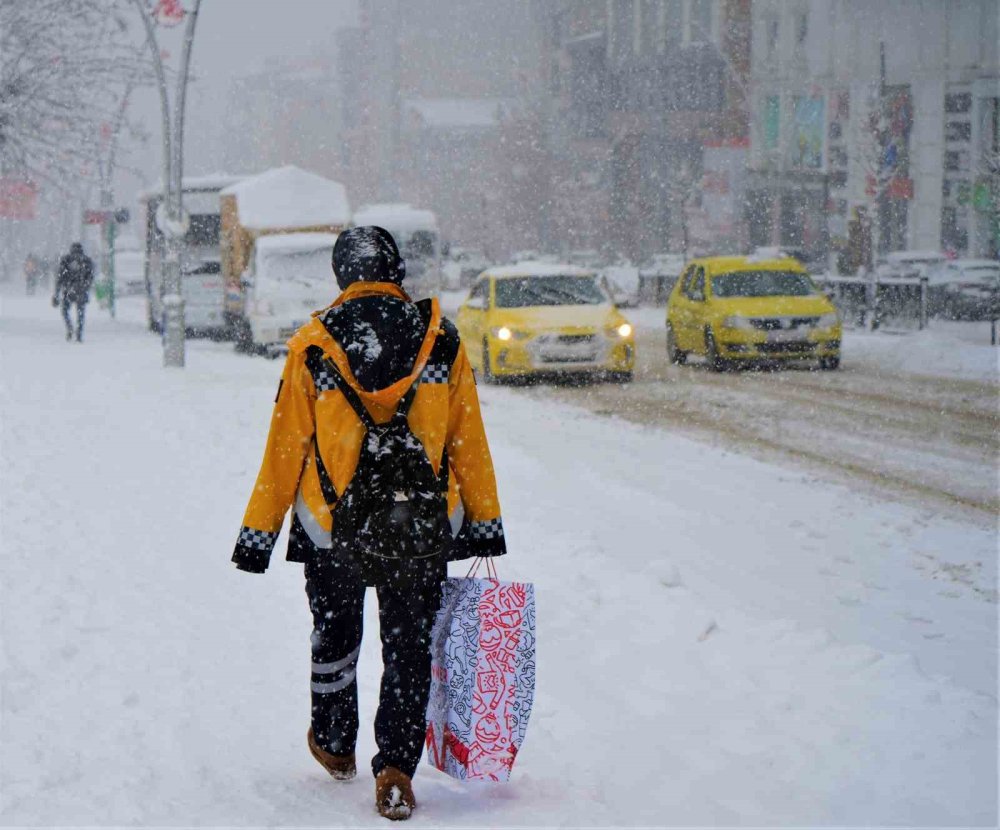 kar yagisi kent hayatini olumsuz etkiledi 59 koy yolu ulasima kapandi 11 LIG2sFLY