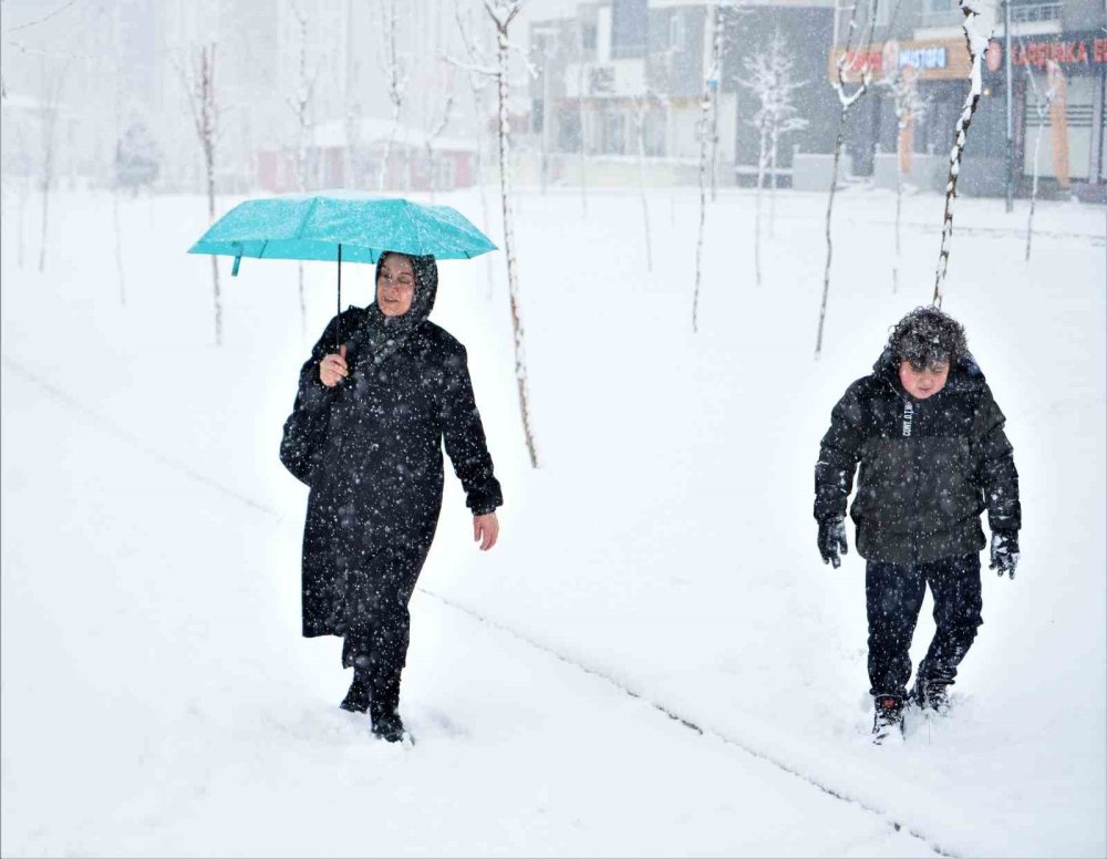 kar yagisi kent hayatini olumsuz etkiledi 59 koy yolu ulasima kapandi 3 bTMVei51