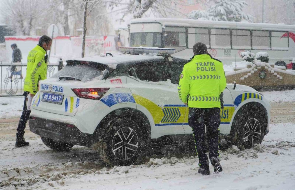 kar yagisi kent hayatini olumsuz etkiledi 59 koy yolu ulasima kapandi 5 VRkasXPs