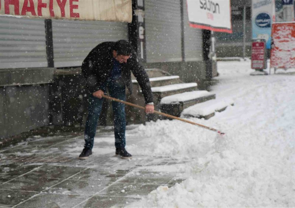 kar yagisi kent hayatini olumsuz etkiledi 59 koy yolu ulasima kapandi 7 NjOUWyeI