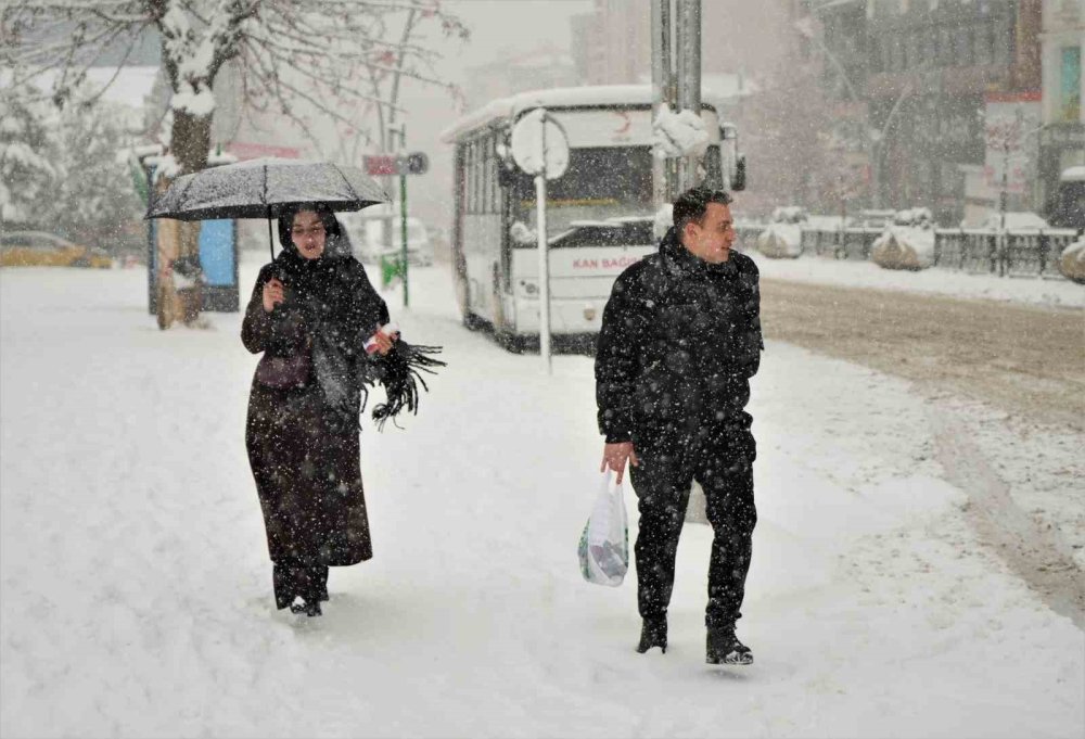 kar yagisi kent hayatini olumsuz etkiledi 59 koy yolu ulasima kapandi 8 PkHyLC3w