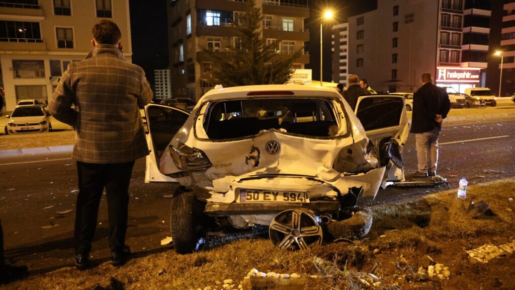 kaza yapti yarali arkadaslarini birakip kacti 4n6Yg2g9