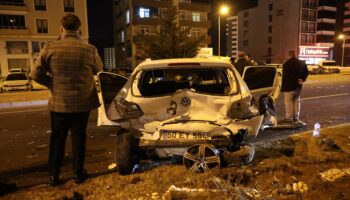 kaza yapti yarali arkadaslarini birakip kacti 4n6Yg2g9
