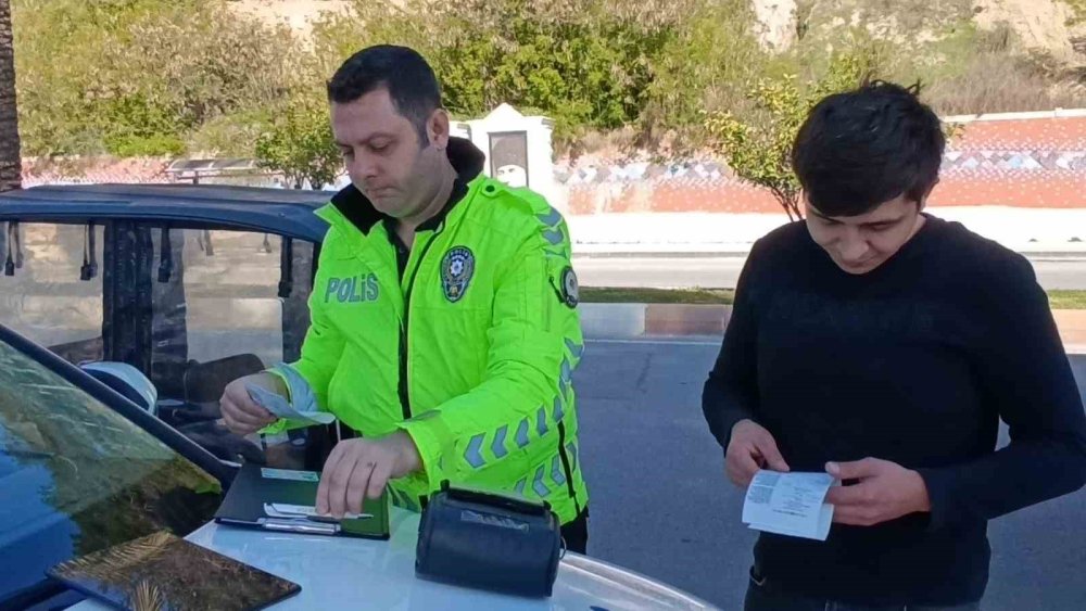 kirmizi isik ihlali yapti trafik polislerine ceza yazmamalari icin dil doktu 0 MpGZNZuE