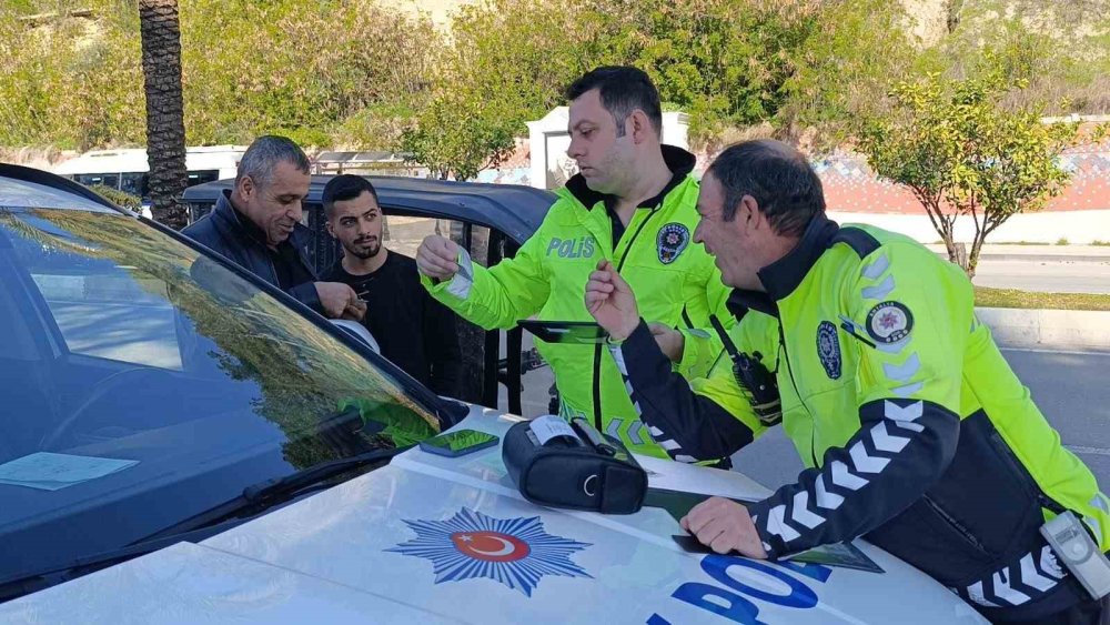 kirmizi isik ihlali yapti trafik polislerine ceza yazmamalari icin dil doktu 1 m2m7E8t3