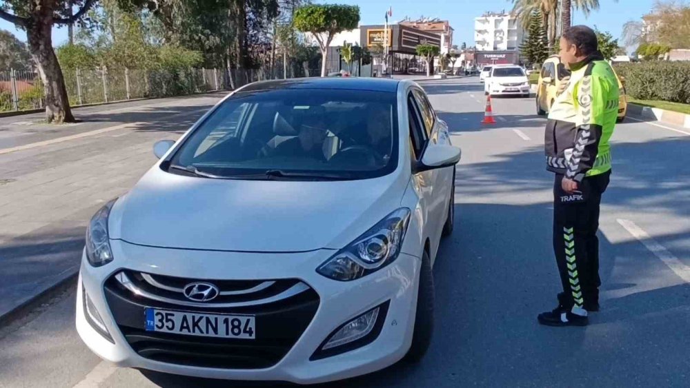 kirmizi isik ihlali yapti trafik polislerine ceza yazmamalari icin dil doktu 2 Fji946aY