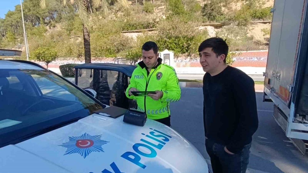 kirmizi isik ihlali yapti trafik polislerine ceza yazmamalari icin dil doktu 3