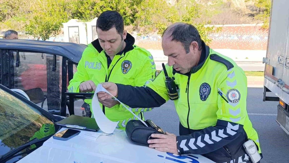kirmizi isik ihlali yapti trafik polislerine ceza yazmamalari icin dil doktu 4 DBTGyVC4