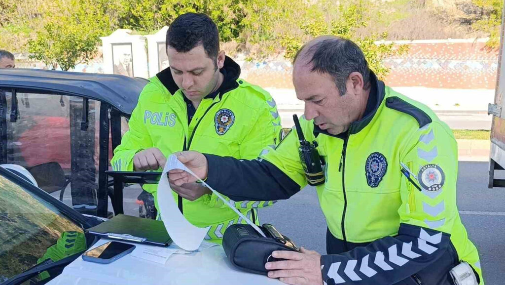 kirmizi isik ihlali yapti trafik polislerine ceza yazmamalari icin dil doktu 5MSaCyKl