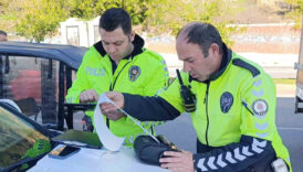 kirmizi isik ihlali yapti trafik polislerine ceza yazmamalari icin dil doktu 5MSaCyKl