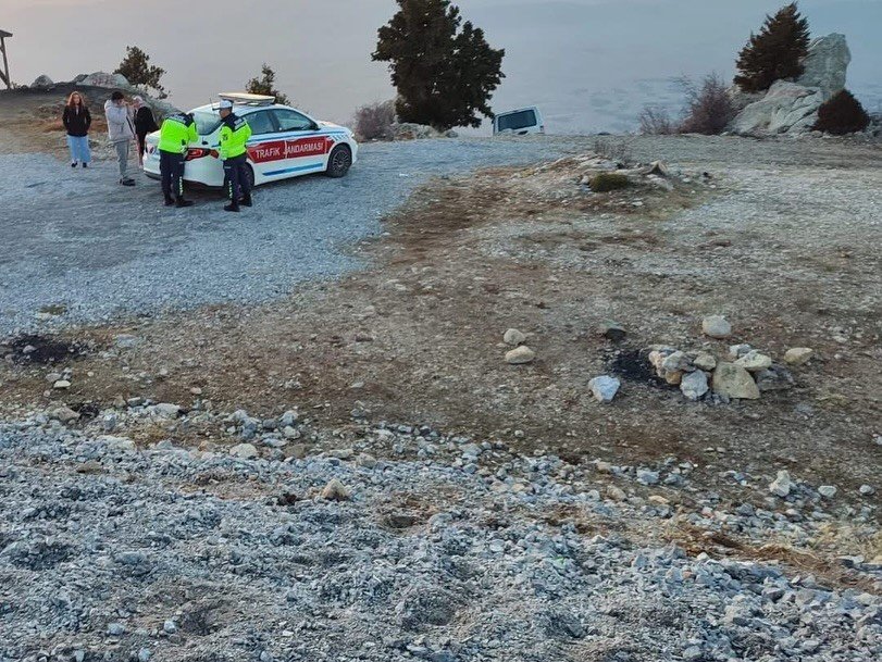 korku filmini aratmayan goruntu arac kayaliklarda asili kaldi 3 eNGw2btZ