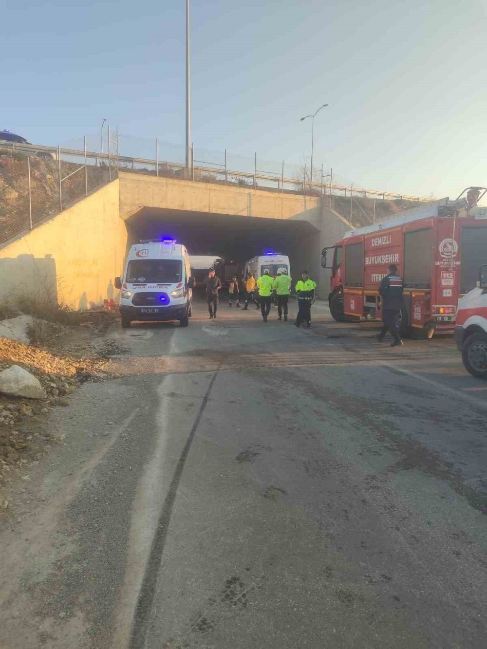 korkunc kaza can aldi isci servisi alt gecitte devrildi 4 65c97FBN