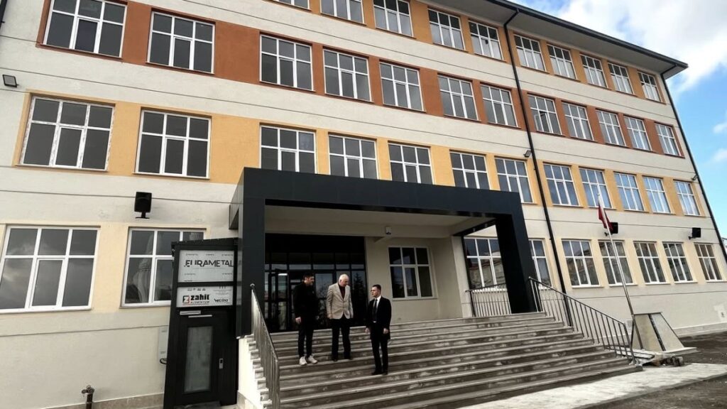 kuluda binasi yeniden yapilan okulda ders zamani 9Sz3SBAX