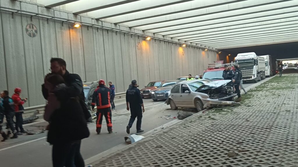 malatyada 4 arac birbirine girdi 7 yarali yvS1X8yp