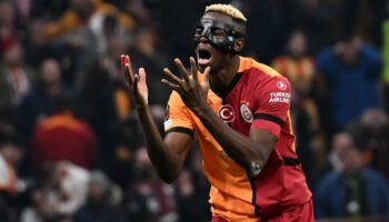 manchester unitedin efsanesi cagri yapti hemen osimheni alin O7R19JLT