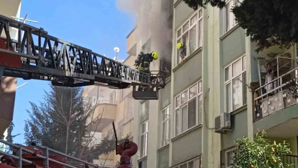 mersinde yangin panigi lBjBLYD7