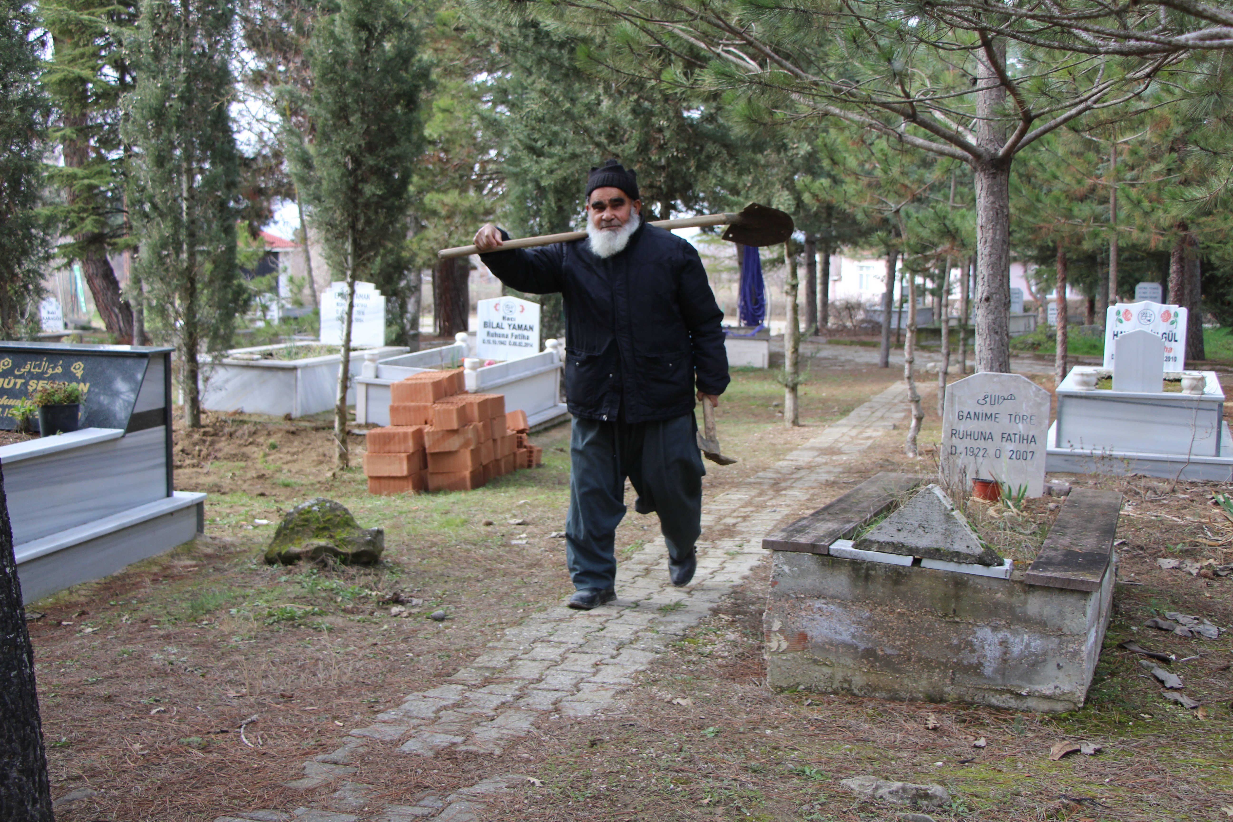 mezarina geceleri girip keyif catiyor olmeden elleriyle kazdi 7