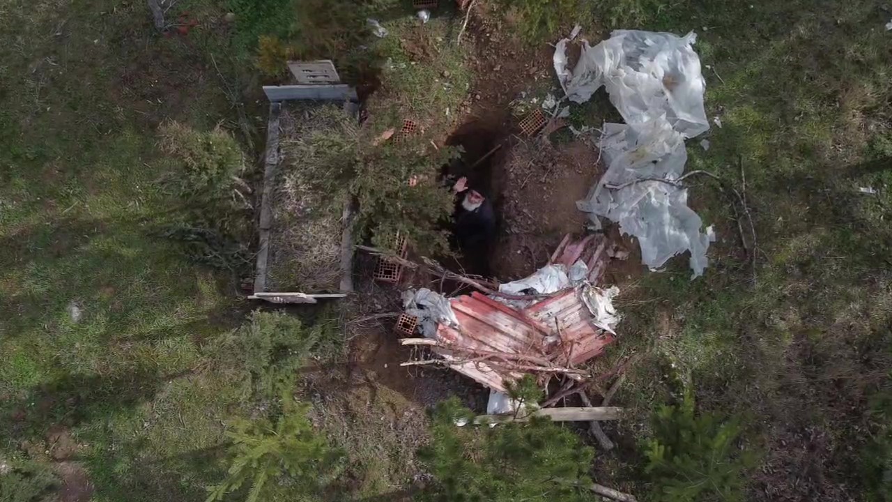 mezarina geceleri girip misil misil yatiyor olmeden elleriyle kazdi 0 Mi47s9Uh