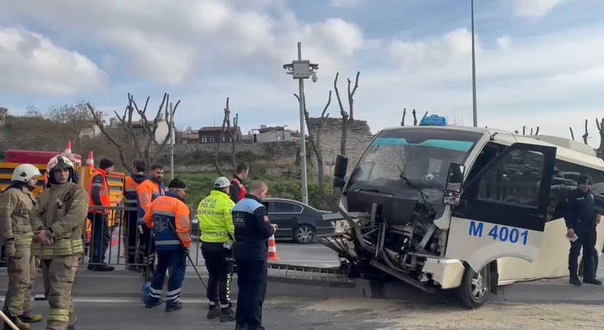 minibus bariyere carparak durabildi 2 6p3OgG12