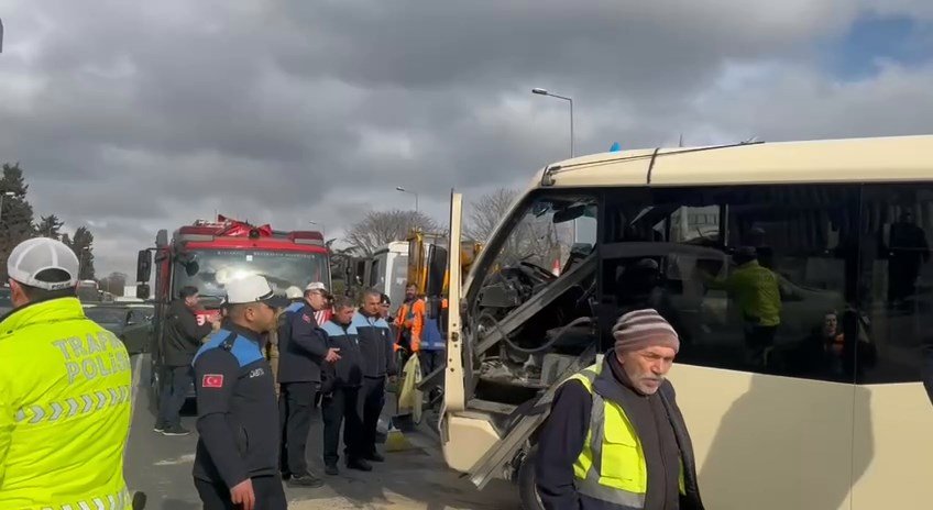 minibus bariyere carparak durabildi 5 JFBVNVat