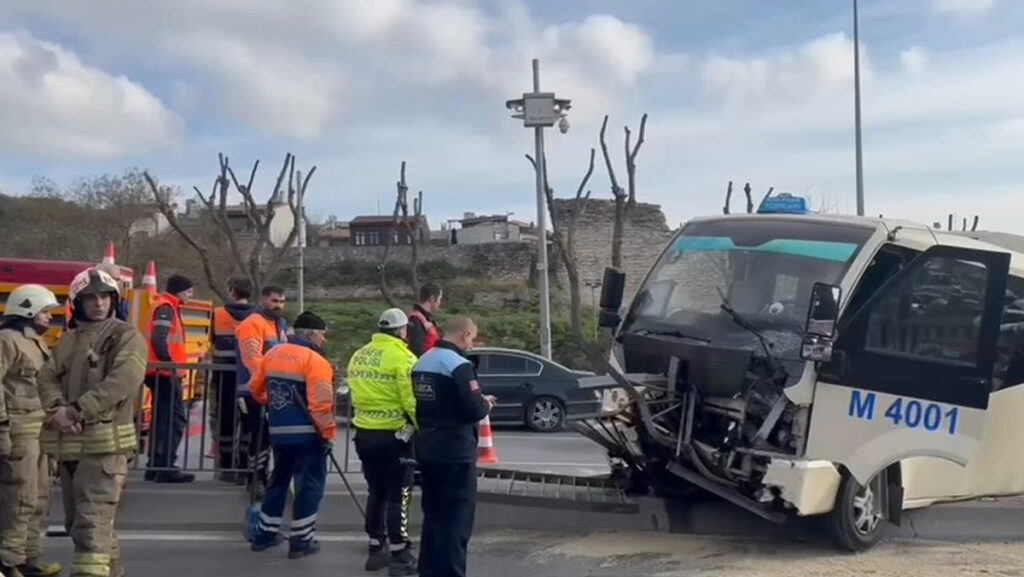 minibus bariyere carparak durabildi YCzXTqIp