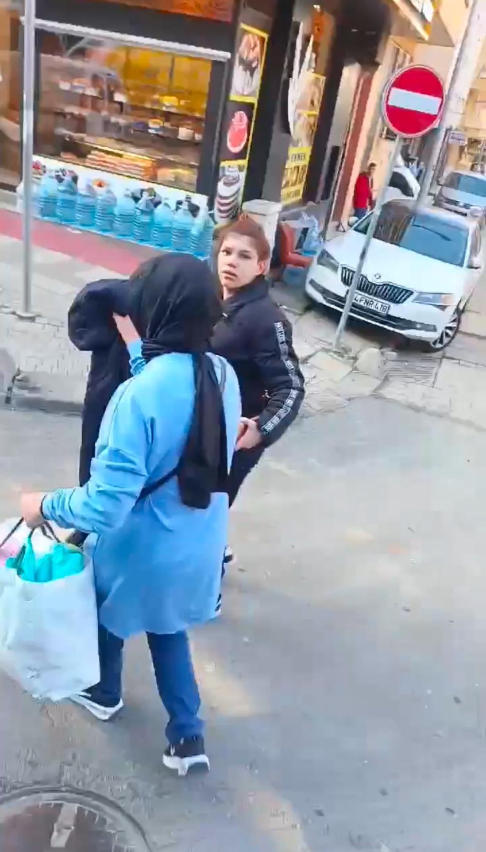minibuscu magandalarin yaris meraki hamile yolcuyu riske atti 2 jgLCyOTg