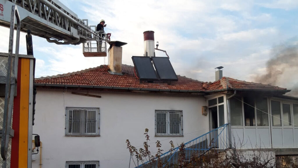 neset ertasin kiz kardesinin evi yandi 1QkD44sa