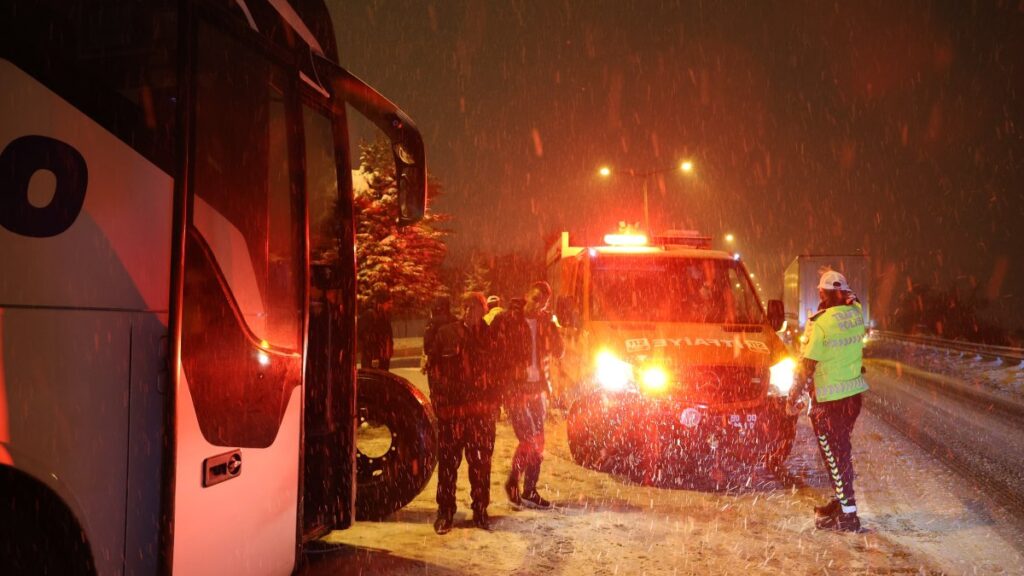nevsehirde yolcu otobusu ile otomobilin carpismasi kamerada VNSjw87l
