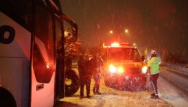 nevsehirde yolcu otobusu ile otomobilin carpismasi kamerada VNSjw87l