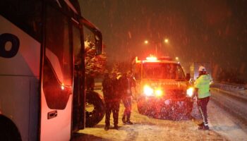nevsehirde yolcu otobusu ile otomobilin carpismasi kamerada VNSjw87l