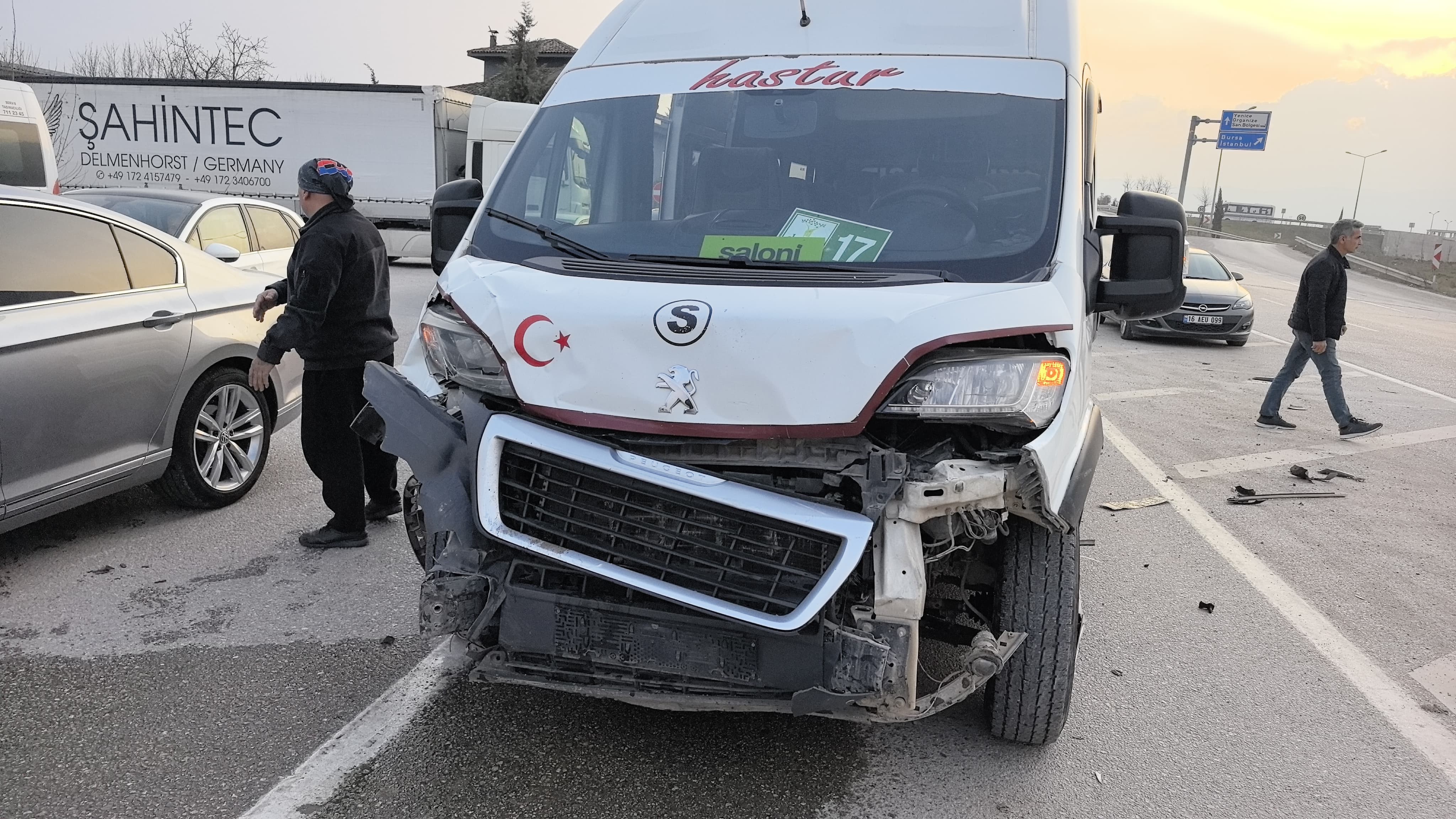 ogrenci servisi otomobille carpisti 6si ogrenci 10 yarali 0 X6YbCnsa