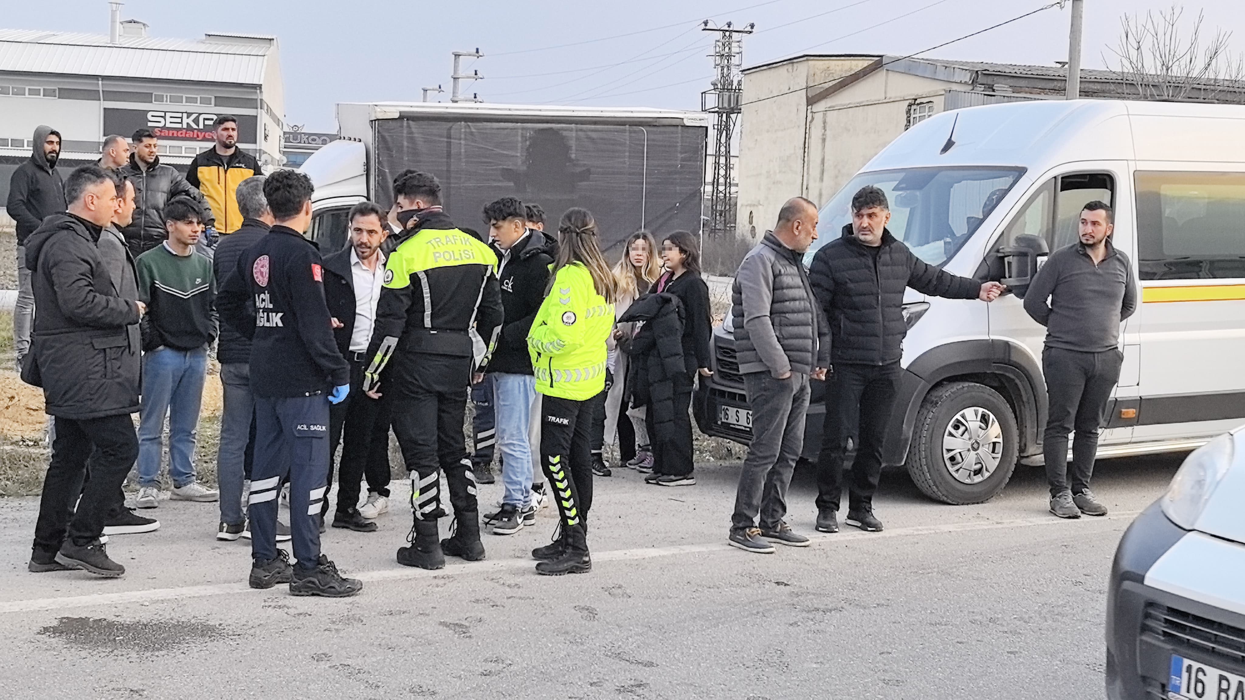 ogrenci servisi otomobille carpisti 6si ogrenci 10 yarali 1 b1u4BiLW