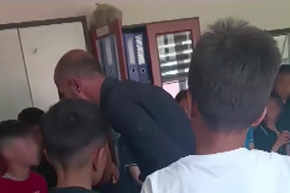 ogrencilere siddet uyguladi aciga alindi 0 YTuysd5C