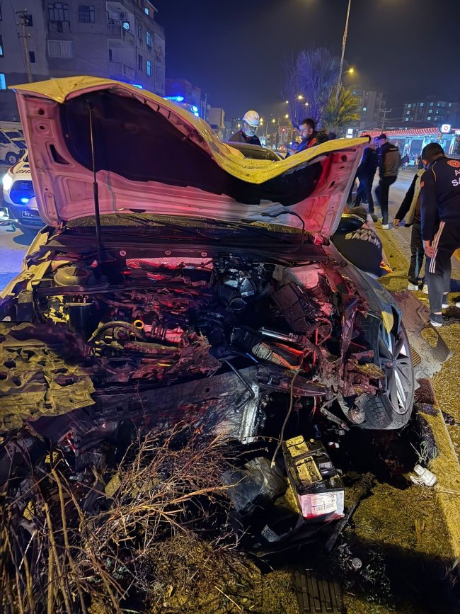osmaniyede otomobil refujdeki agaca carpti 0 zpmetnvn