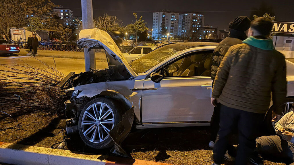 osmaniyede otomobil refujdeki agaca carpti 89deigSn