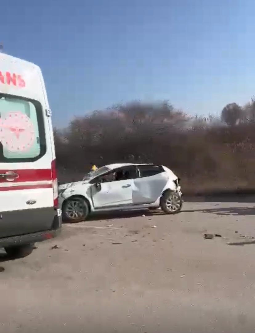 otomobil ambulans ve tir ile carpisti olu ve yarali var 1 nVnel8nf